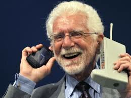 APARECE EL PRIMER  TELÉFONO MÓVIL CON INTERNET