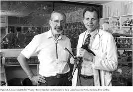 Barry Marshal y Robin Warren - Descubren el papel de Helicobacter Pylori en la úlcera de estómago.