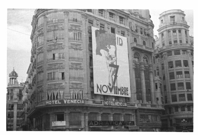 El gobierno de Largo Caballero se traslada a Valencia ante el ataque franquista contra Madrid, repelido por la Junta de Defensa encabezada por el general José Miaja.