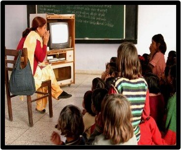 Utilización por primera  vez del televisor en educación.