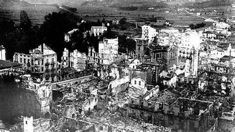 La ciudad vasca de Guernica sufre un brutal bombardeo el día 26 a cargo de la Legión Cóndor.