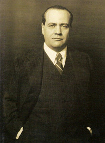 El socialista Juan Negrín sustituye a Largo Caballero al frente del gobierno republicano.