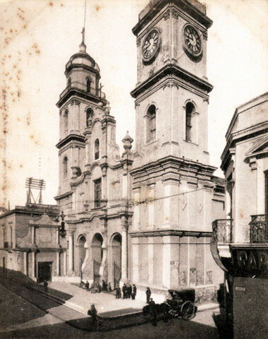Se funda un colegio en la actual Plaza de Mayo.