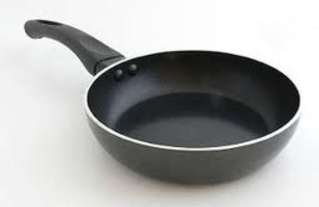 The first teflon pan is invented.