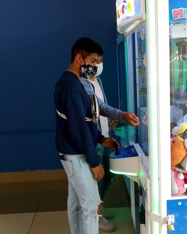 Sacando peluches de un juego