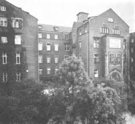 Comienza a cursar estudios en el Allgemeines KrankenHaus