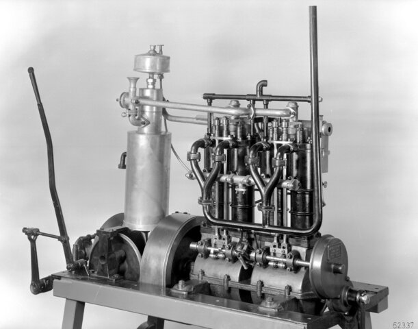 Primer motor de gasolina d'altra velocitat