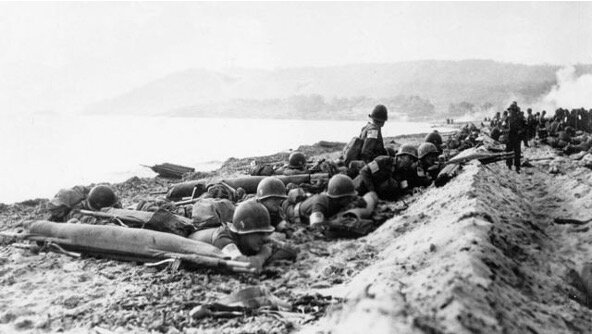 Japón bombardea Pearl Harbor