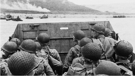 Las tropas estadounidenses y británicas desembarcan en Sicilia.