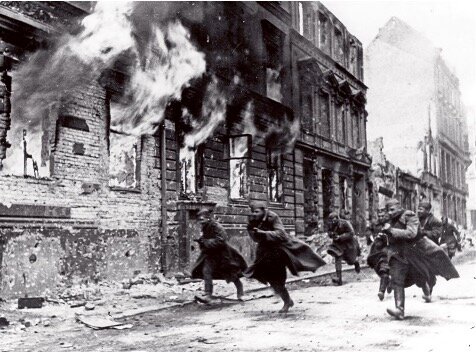 Italia entra a la guerra y llega a invadir el sur de Francia.