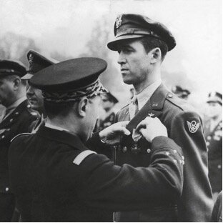 La Unión Soviética le declara la guerra a Japón e invade Manchuria.