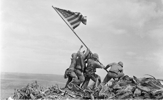 Las armadas británica y estadounidense frenan el avance naval japonés en el centro del Pacífico en Midway.