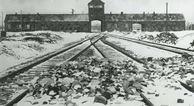 i soldati russi entrano in Aushwitz- Birkenau