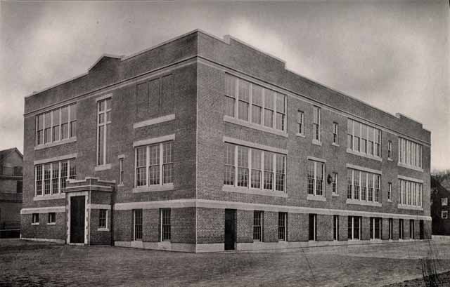 Florence Nightingale Starts the Fistr Nursing School