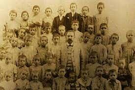 Promulgación de la Ley Láinez