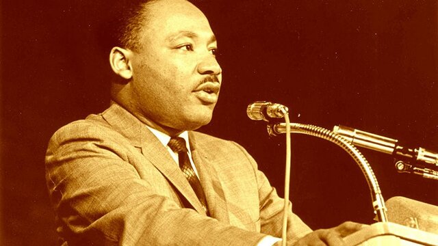 MARTIN LUTHER KING, JR. (1929-1968). “La medición máxima de un hombre no es en qué postura está en momentos de comodidad y conveniencia, sino en qué postura está en tiempos de desafío y controversia”.