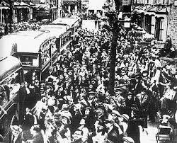 Miles de refugiados y el propio gobierno republicano cruzan la frontera francesa; los franquistas conquistan el resto de Cataluña