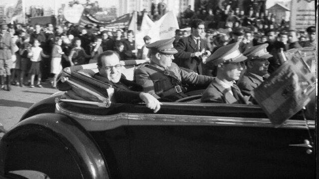 El gobierno de Negrín abandona Barcelona y se dirige a Figueras (Gerona) poco antes de que la capital catalana cayera en manos franquistas.