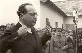 El socialista Juan Negrín sustituye a Largo Caballero al frente del gobierno republicano.