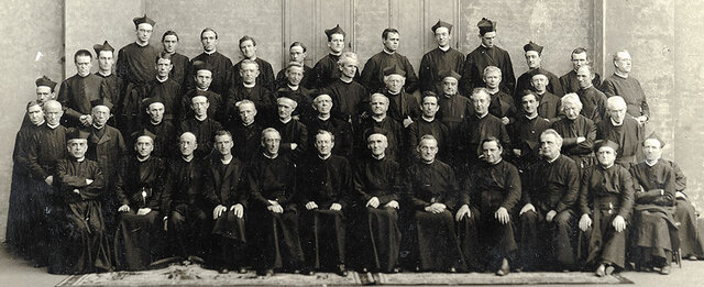 Jesuitas fundan la primer universidad argentina.