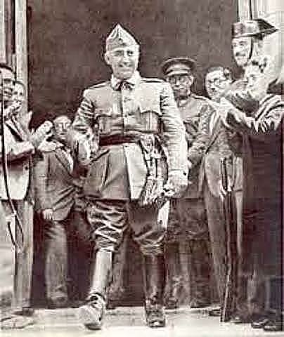 El general Francisco Franco decide destinar una importante parte de sus fuerzas para liberar a los rebeldes asediados en el Alcázar de Toledo. Franco concentra el poder entre los sublevados: es designado generalísimo y jefe del gobierno