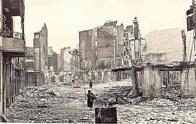 La ciudad vasca de Guernica sufre un brutal bombardeo el día 26 a cargo de la Legión Cóndor