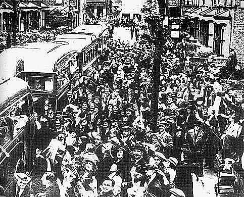 Miles de refugiados y el propio gobierno republicano cruzan la frontera francesa; los franquistas conquistan el resto de Cataluña