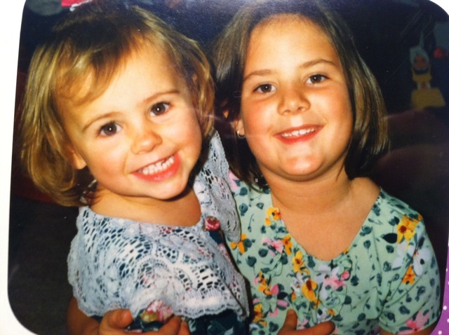 De niña me hermana y yo juegabamos juntas much.