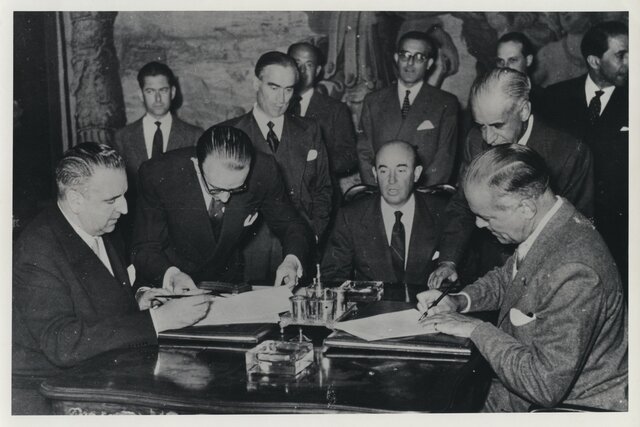 Firma de los acuerdos económicos y militares con los EE. UU