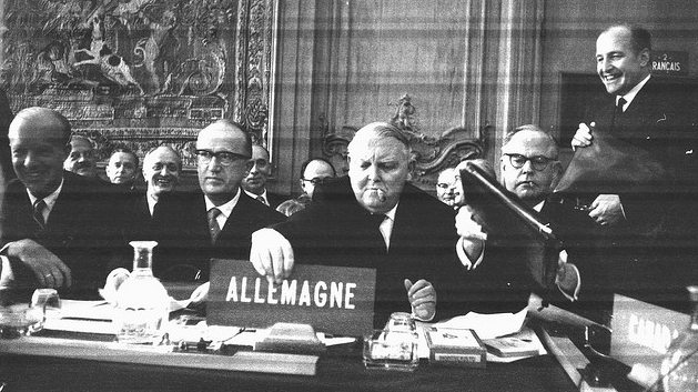 España entra en la OECE