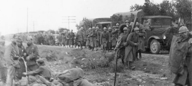 Los primeros soldados italianos, enviados por Mussolini, llegan a para ayudar a las fuerzas franquistas