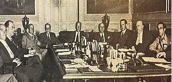 El gobierno de Largo Caballero se traslada a Valencia ante el ataque franquista contra Madrid, repelido por la Junta de Defensa encabezada por el general José Miaja.