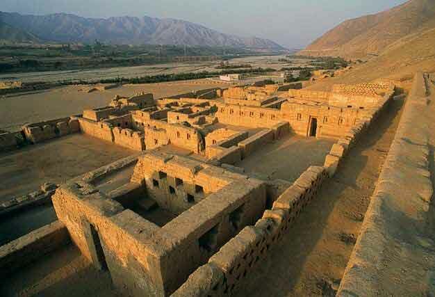 Sus piramides fueron construidas con adobe y ladrillos de paja y barro