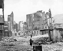 La ciudad vasca de Guernica sufre un brutal bombardeo el día 26 a cargo de la Legión Cóndor.