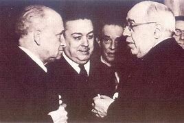 El socialista Juan Negrín sustituye a Largo Caballero al frente del gobierno republicano.