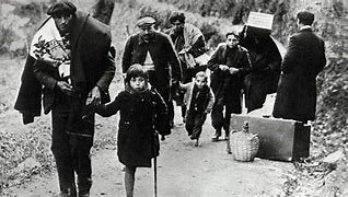 Miles de refugiados y el propio gobierno republicano cruzan la frontera francesa; los franquistas conquistan el resto de Cataluña.