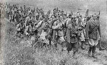 Los primeros soldados italianos, enviados por Mussolini, llegan a para ayudar a las fuerzas franquistas.