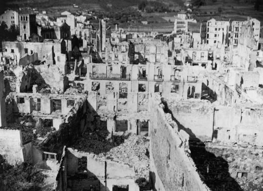 La ciudad vasca de Guernica sufre un brutal bombardeo el día 26 a cargo de la Legión Cóndor.