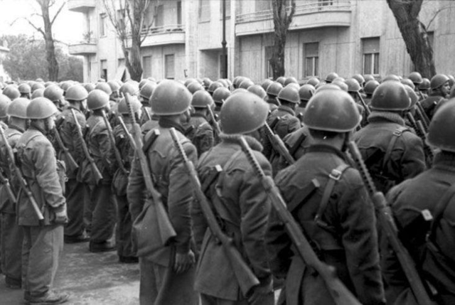 Los primeros soldados italianos, enviados por Mussolini, llegan a para ayudar a las fuerzas franquistas