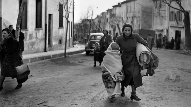 Miles de refugiados y el propio gobierno republicano cruzan la frontera francesa; los franquistas conquistan el resto de Cataluña.