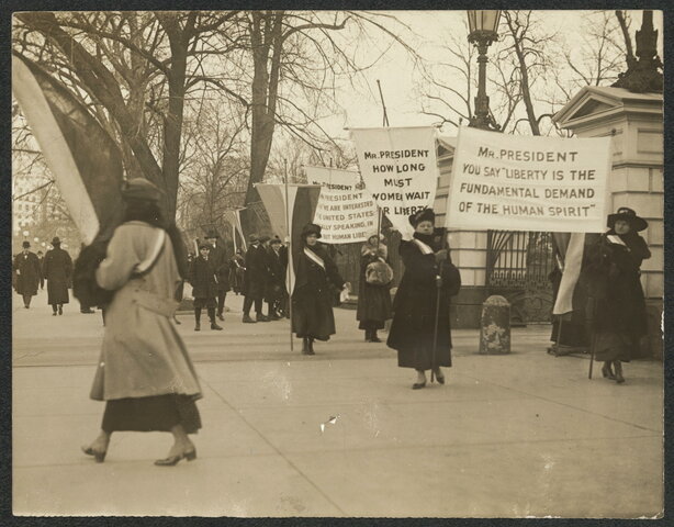 NATIONAL WOMAN'S PARTY PICKETS WHITE HOUSE