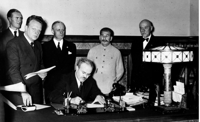Alemania y La URSS firman el pacto Ribbentrop - Molotov.