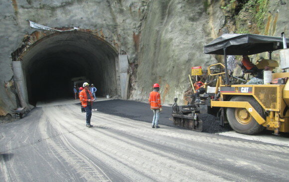 construyen 38 km de vía que conectan a Puerto Valdivia