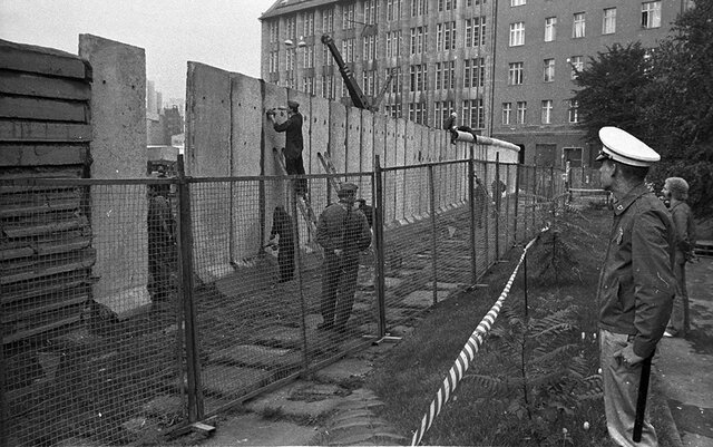 Construcción del muro de Berlín.