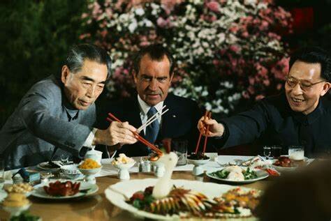 Richard Nixon visita China.