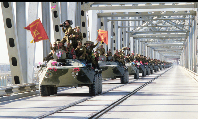 La URSS abandona Afganistán