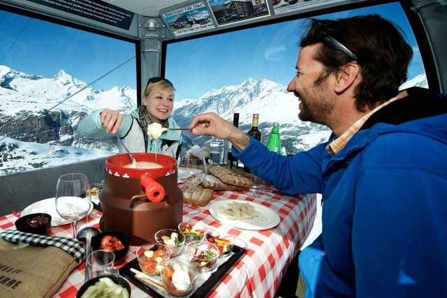 Petit-déjeuner dans la télécabine