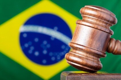 A Lei 7 044/82 retirou a obrigatoriedade do Ensino Profissionalizante nas Escolas de Ensino Médio