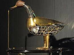 Pato mecánico capaz de comer, agitar sus alas y excretar.