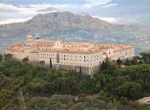 Benedetto fonda il monastero di Montecassino